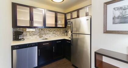 King Studio Suite w/ Free Breakfast, & Pool