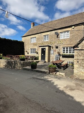 Exterior - The Hayloft, on the doorstep of The Cotswolds (Oaksey)