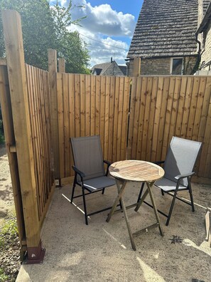 Outdoor dining - The Hayloft, on the doorstep of The Cotswolds (Oaksey)