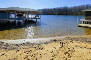 Une jetée au bord du lac, dotée d’un espace de repos abrité et d’un bateau.
