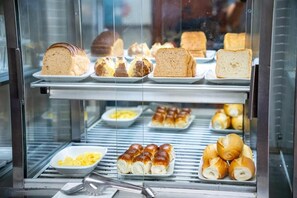 بوفيه فطور مجانًا يوميًا