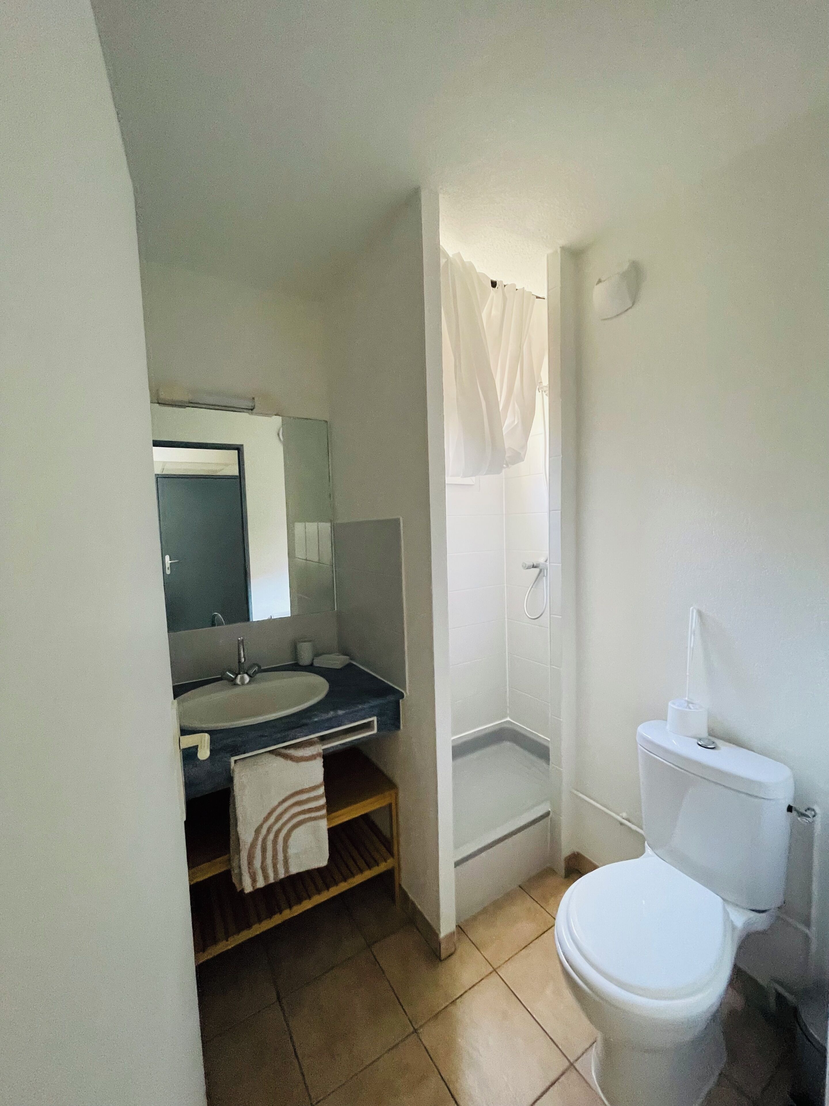 Een bidet, handdoeken, zeep, toiletpapier
