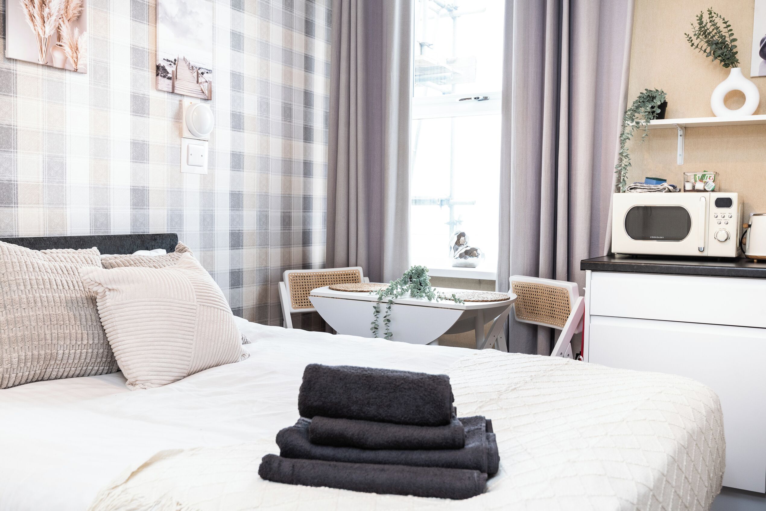 1 bedroom, bed sheets