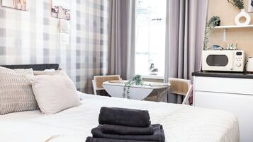 1 bedroom, bed sheets
