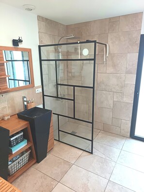 Bathroom - Vrbo Property (Saint-Gilles)