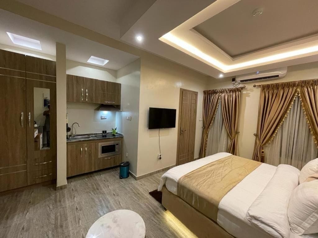 Apartemen Standar, balkon, pemandangan kota | Brankas, meja kerja, ruang kerja ramah laptop, dan tirai kedap cahaya