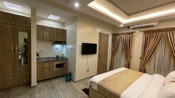 Apartemen Standar, balkon, pemandangan kota | Brankas, meja kerja, ruang kerja ramah laptop, dan tirai kedap cahaya