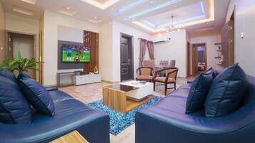Standard-Apartment, Balkon, Stadtblick | Wohnbereich
