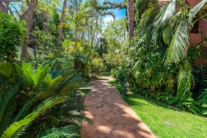 Property grounds - Cubo's Golf & Playa Marbella Apartment / communal pool / air conditioning / terrace (Marbella)