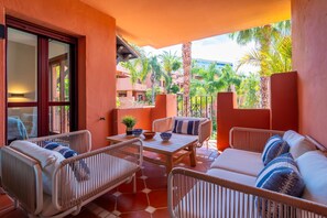 Terrace/patio - Cubo's Golf & Playa Marbella Apartment / communal pool / air conditioning / terrace (Marbella)