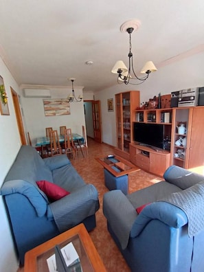 Departamento, 3 habitaciones, balcón | Sala de estar | Libros 