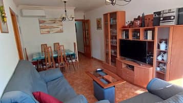 Apartamento, 3 quartos, sacada | Sala de estar | Livros