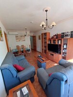 Apartamento, 3 habitaciones, balcón | Sala de estar | Libros