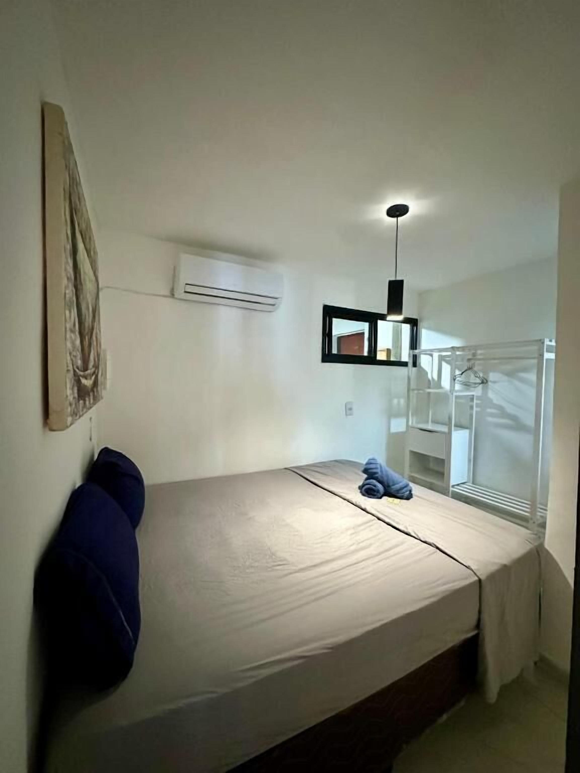 Cortinas blackout, tabla de planchar con plancha y wifi gratis 