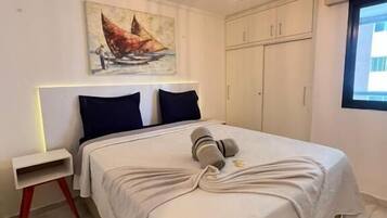 Deluxe appartement, gedeeltelijk uitzicht op oceaan | Verduisterende gordijnen, een strijkplank/strijkijzer, gratis wifi