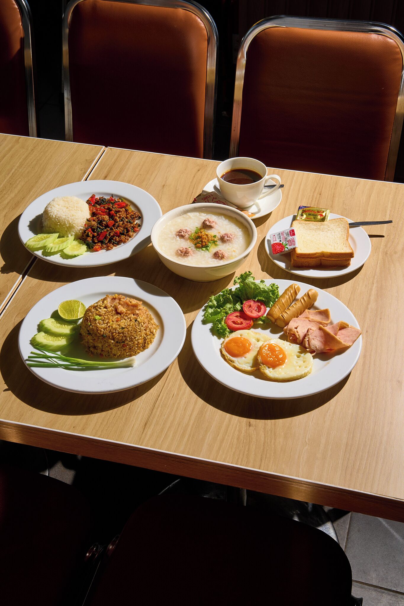 Une table où l’on trouve divers plats, notamment du riz, de la soupe et des œufs.