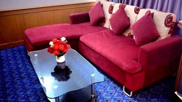 Grand Twin Room, City View | Living area