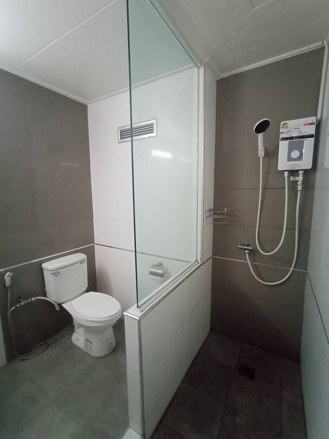 Shower, soap, shampoo, toilet paper