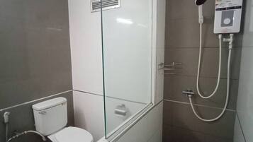 Shower, soap, shampoo, toilet paper