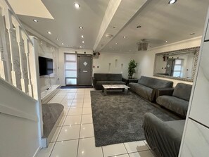 Living area - House Sleeps 12 With Parking and Garden (Slough)