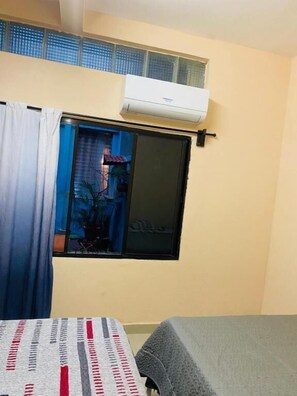 Deluxe Quadruple Room, Balcony, Courtyard View | Interior - Hostal la.casa de Ross (Santa Ana)