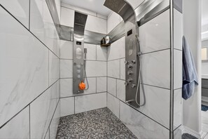 Dusche, Haartrockner, Handtücher