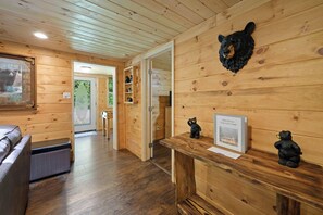 Interior - Simple Roads! One Level Cabin, King Bed w/ Hot Tub, High Speed Spectrum Internet (Sevierville)