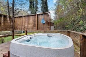 Outdoor spa tub - Simple Roads! One Level Cabin, King Bed w/ Hot Tub, High Speed Spectrum Internet (Sevierville)