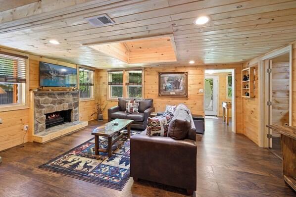 Smart TV - Simple Roads! One Level Cabin, King Bed w/ Hot Tub, High Speed Spectrum Internet (Sevierville)