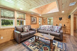 Interior - Simple Roads! One Level Cabin, King Bed w/ Hot Tub, High Speed Spectrum Internet (Sevierville)