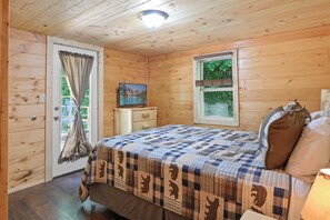 Room - Simple Roads! One Level Cabin, King Bed w/ Hot Tub, High Speed Spectrum Internet (Sevierville)