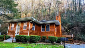 Exterior - Simple Roads! One Level Cabin, King Bed w/ Hot Tub, High Speed Spectrum Internet (Sevierville)
