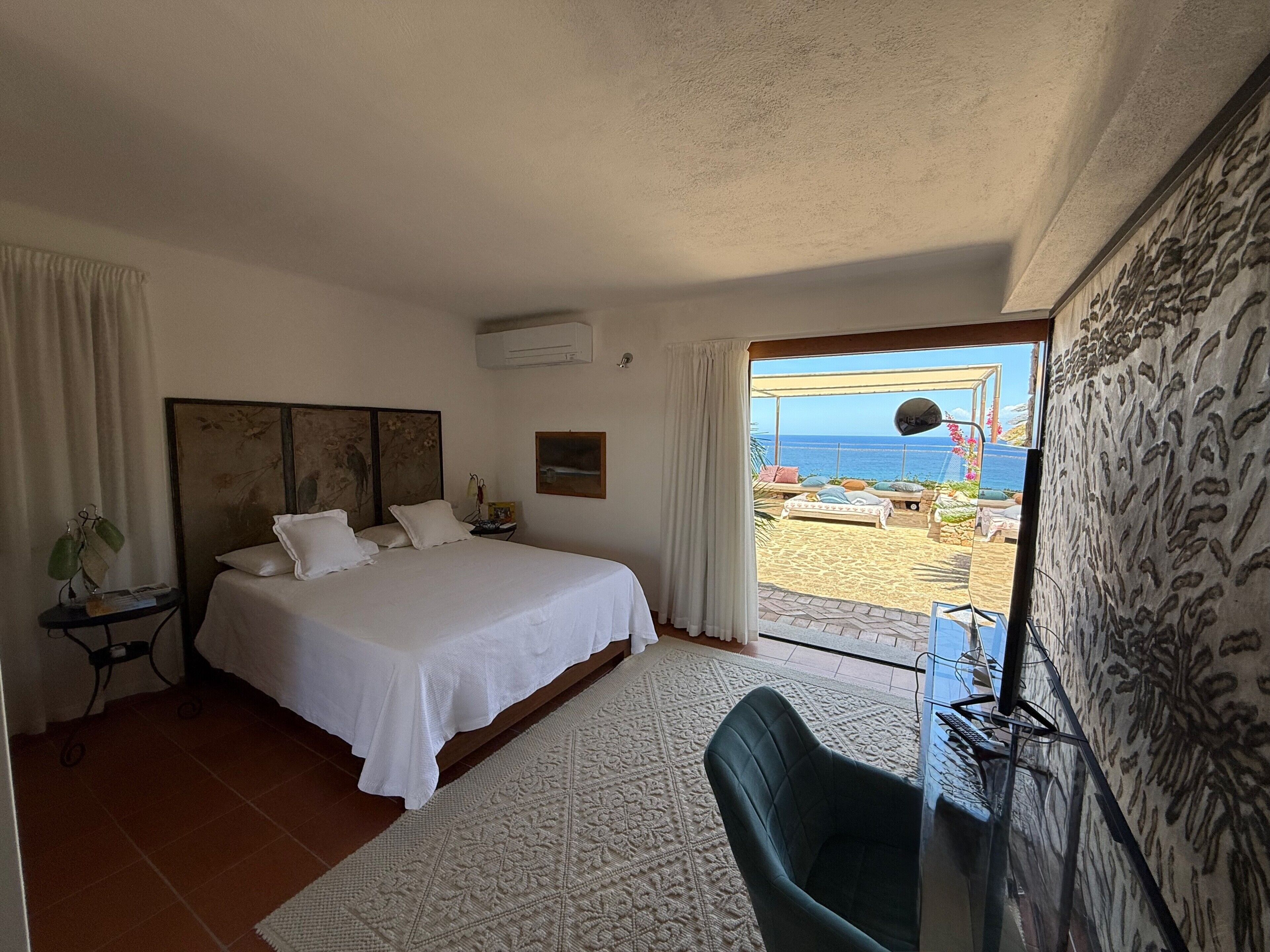 Tabla de planchar con plancha, wifi, ropa de cama