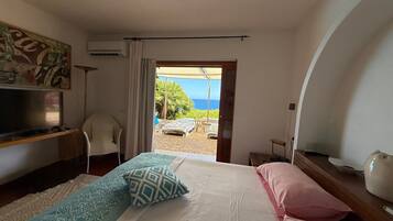 Una camera da letto con un letto, una TV, una scrivania e vista sull'esterno.