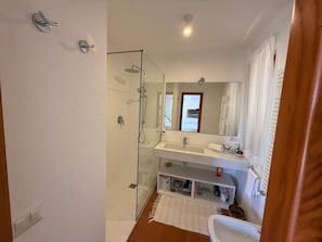 Douche, sĂšche-cheveux, serviettes fournies