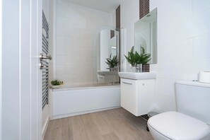 Shower, hair dryer, towels, shampoo - Modern one-bedroom residence in Southampton Centre (Southampton)