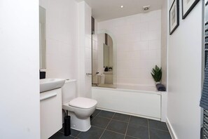 Shower, hair dryer, towels, shampoo - Modern one-bedroom residence in Southampton Centre (Southampton)