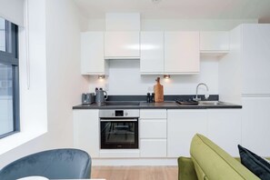 Fridge, oven, stovetop, electric kettle - Modern one-bedroom residence in Southampton Centre (Southampton)