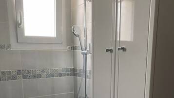 Douche, serviettes fournies, savon, papier toilette