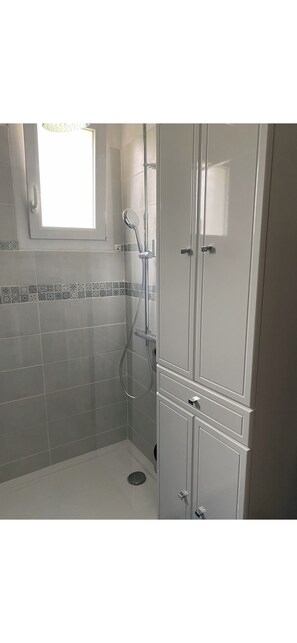 Bathroom - Vrbo Property (Plougonvelin)