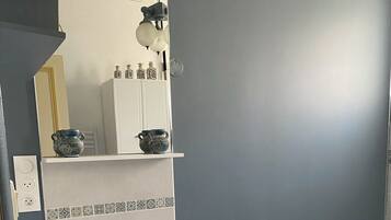 Douche, serviettes fournies, savon, papier toilette