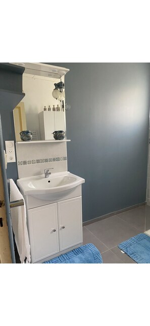 Bathroom - Vrbo Property (Plougonvelin)