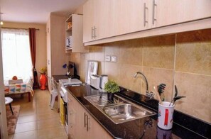 Private kitchen - Cozy West Studio – Peaceful and Central Nairobi Stay (Nairobi)