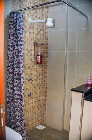 Shower - Cozy West Studio – Peaceful and Central Nairobi Stay (Nairobi)
