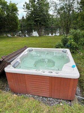 Bañera de hidromasaje al aire libre