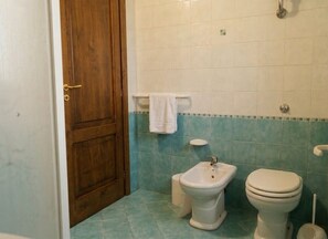 Regadera, secadora de cabello, bidet, toallas 