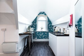 Kühlschrank, Mikrowelle, Wasserkocher, Toaster