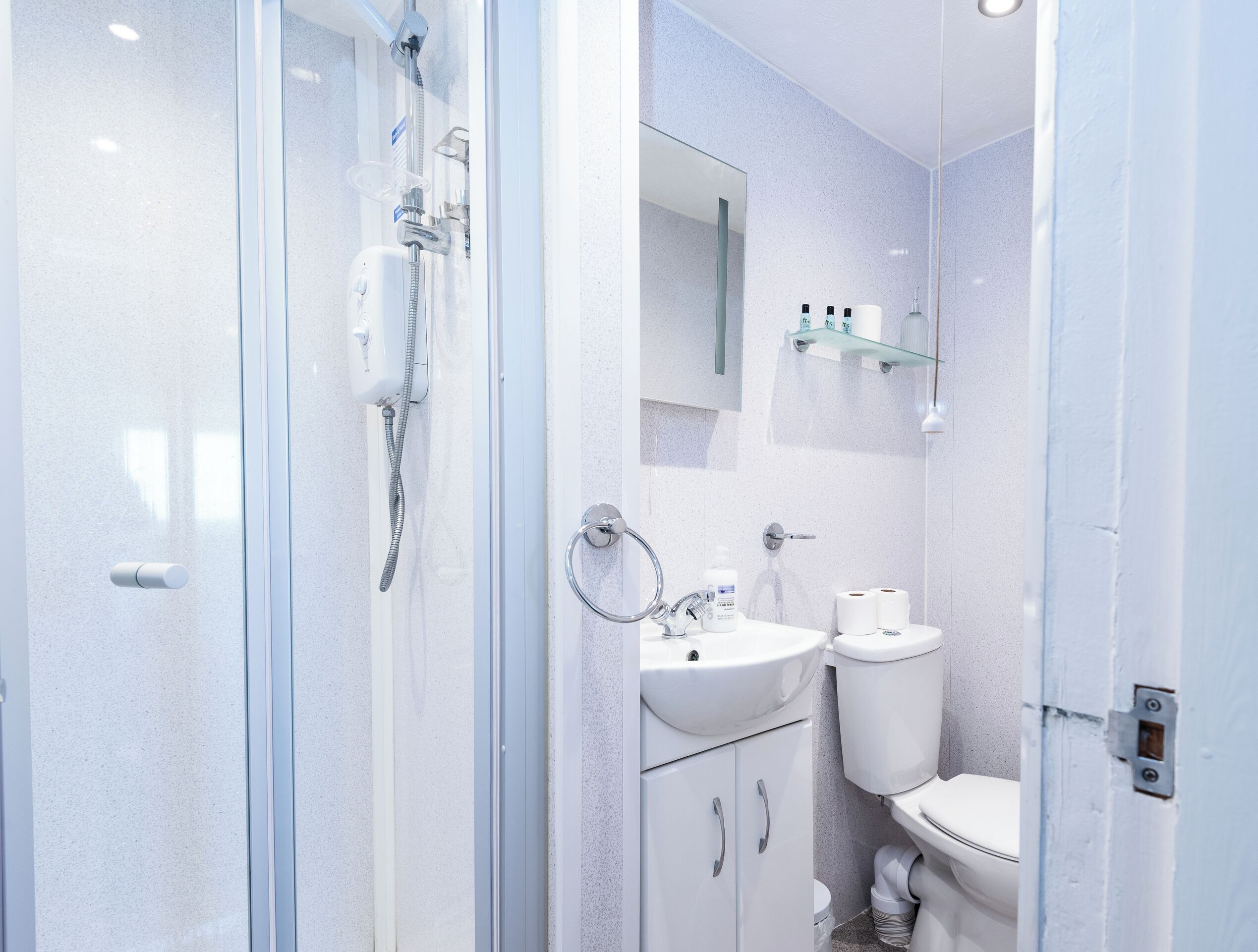 Douche, serviettes fournies, papier toilette