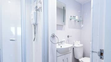 Douche, serviettes fournies, papier toilette