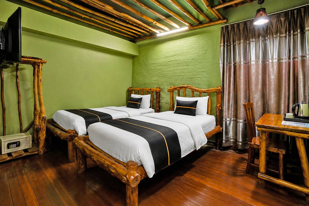 Habitación Deluxe con 2 camas individuales | Escritorio, wifi gratis, ropa de cama